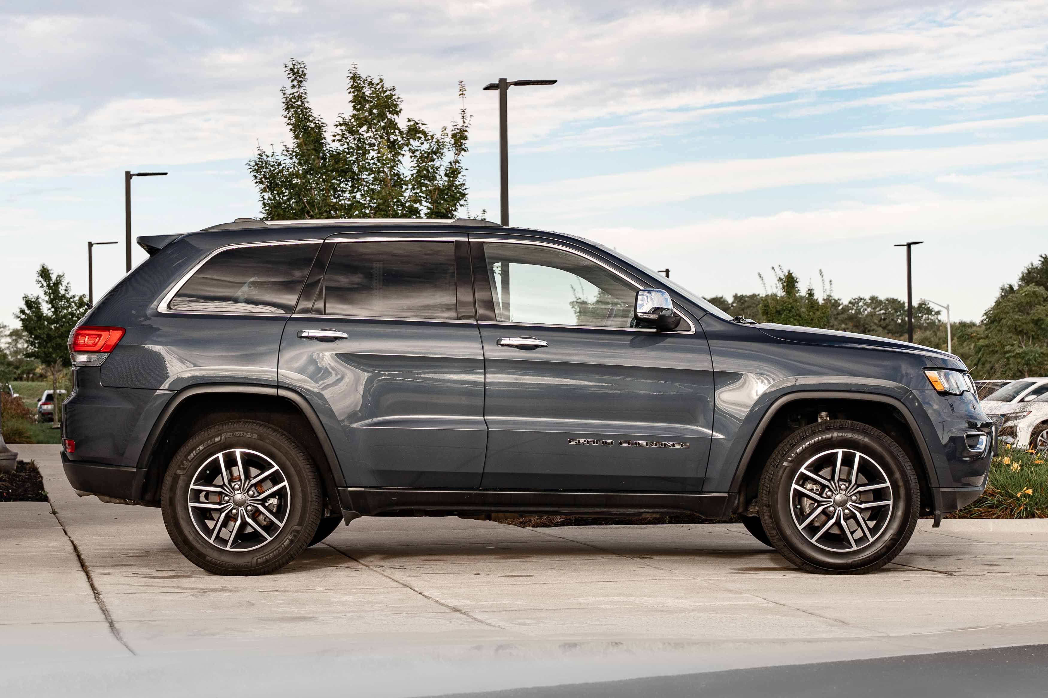 Used 2019 Jeep Grand Cherokee Limited w/ Trailer Tow Group IV AWD/4WD image 3