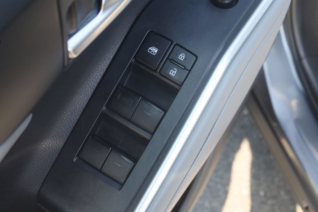 Used 2020 Toyota Highlander XLE AWD/4WD image 29
