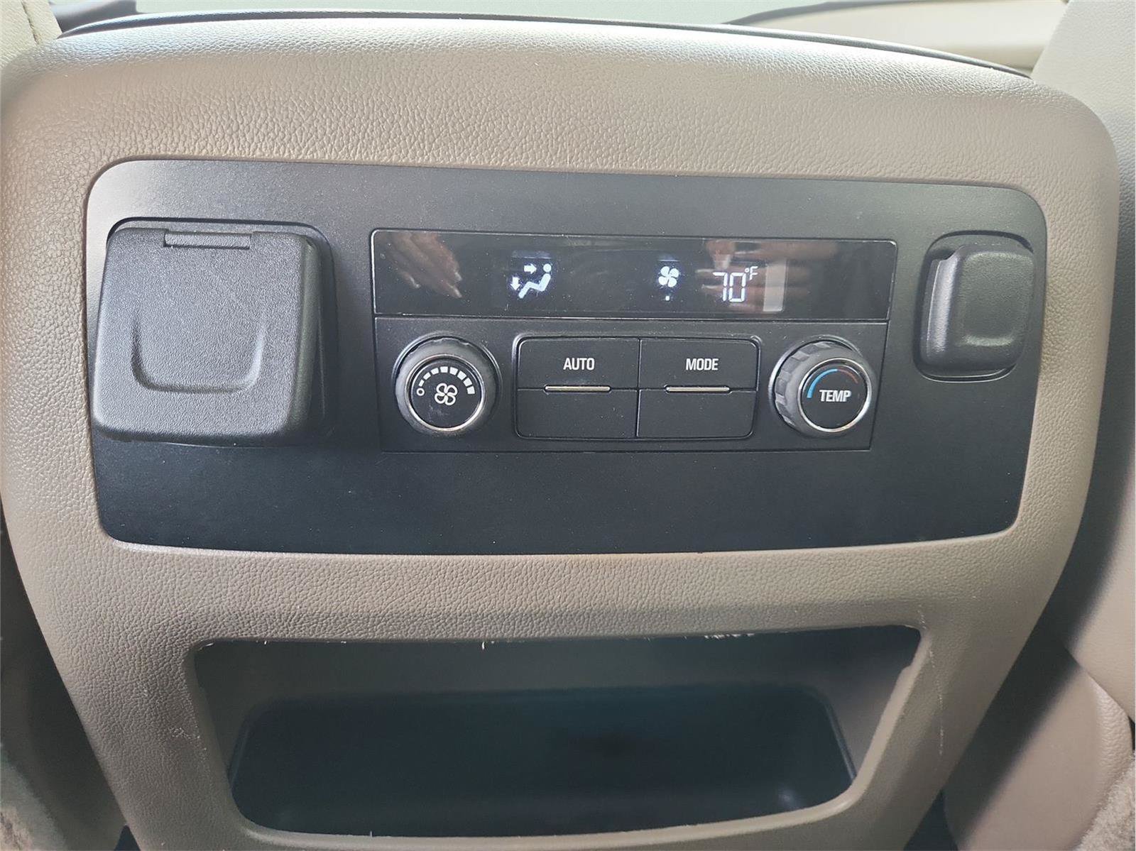 Used 2015 Chevrolet Suburban LT RWD image 19