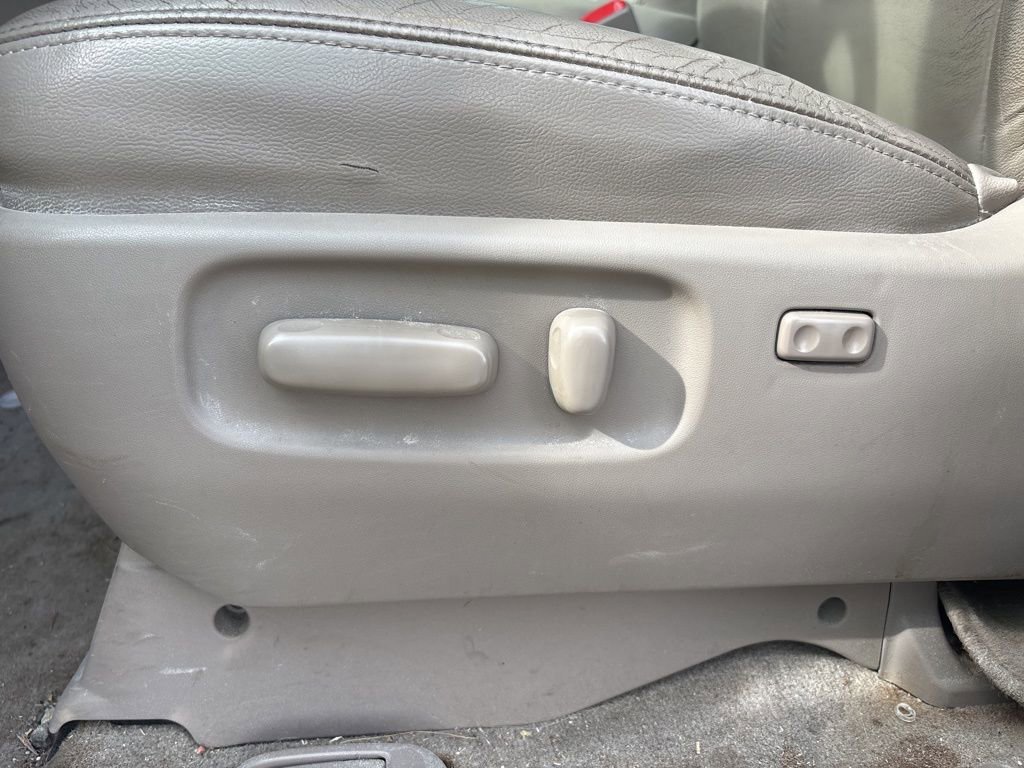 Used 2010 Toyota Sienna XLE image 12