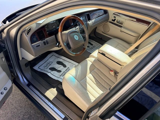 Used 2003 Lincoln Town Car Signature image 16