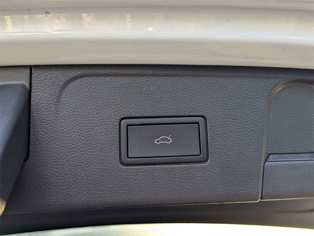 Used 2025 Volkswagen Atlas SE w/ Black Wheel Package image 14