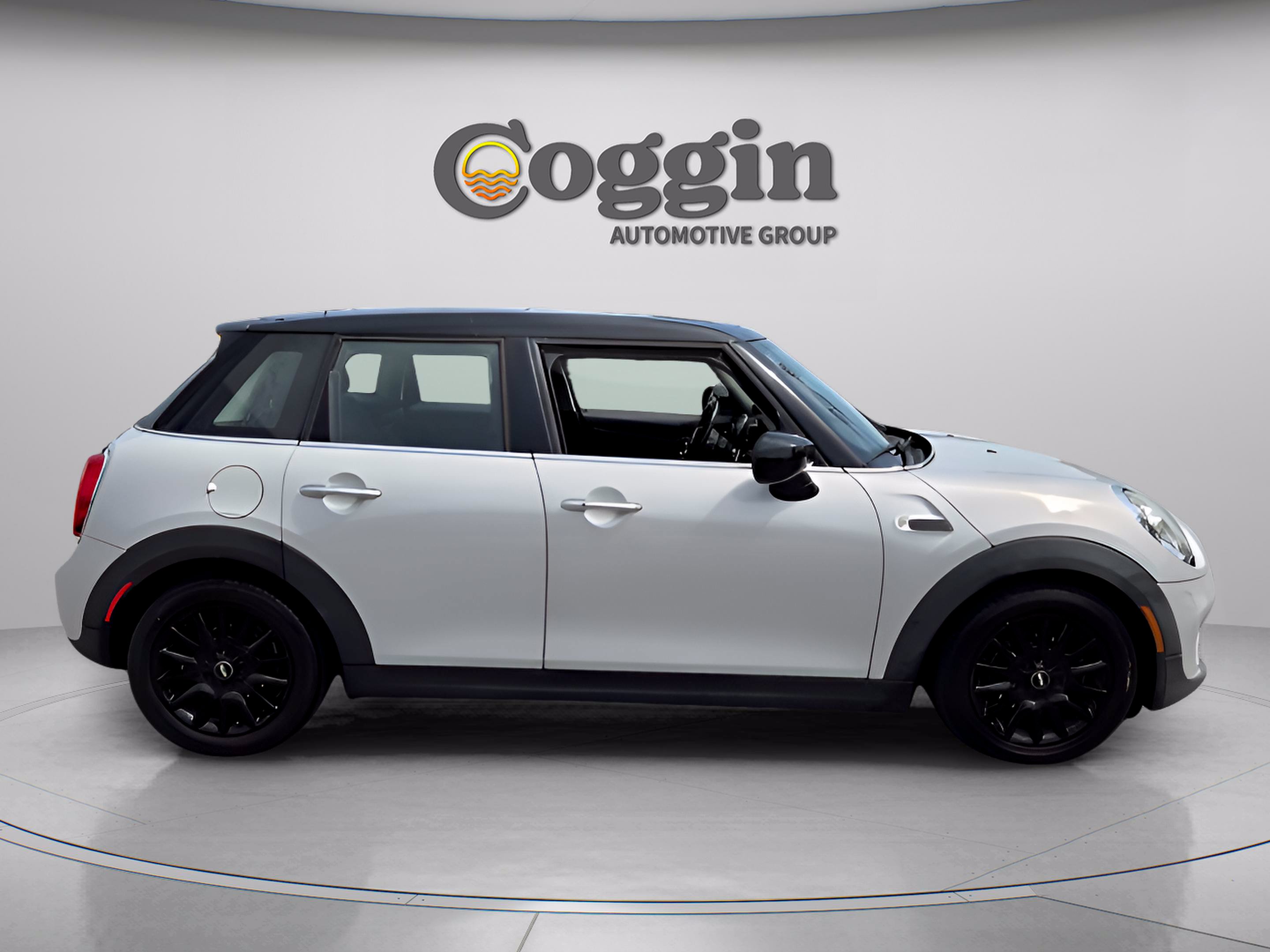 Used 2021 MINI Cooper 4-Door Hardtop w/ 6.5" Touchscreen Package FWD image 6