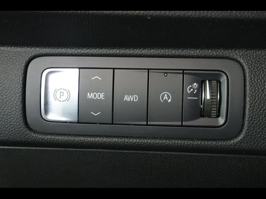 Used 2025 Chevrolet Traverse LT image 13