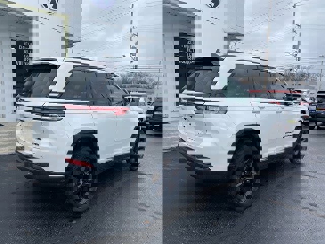 Used 2023 Jeep Grand Cherokee Limited w/ Black Appearance Package image 3