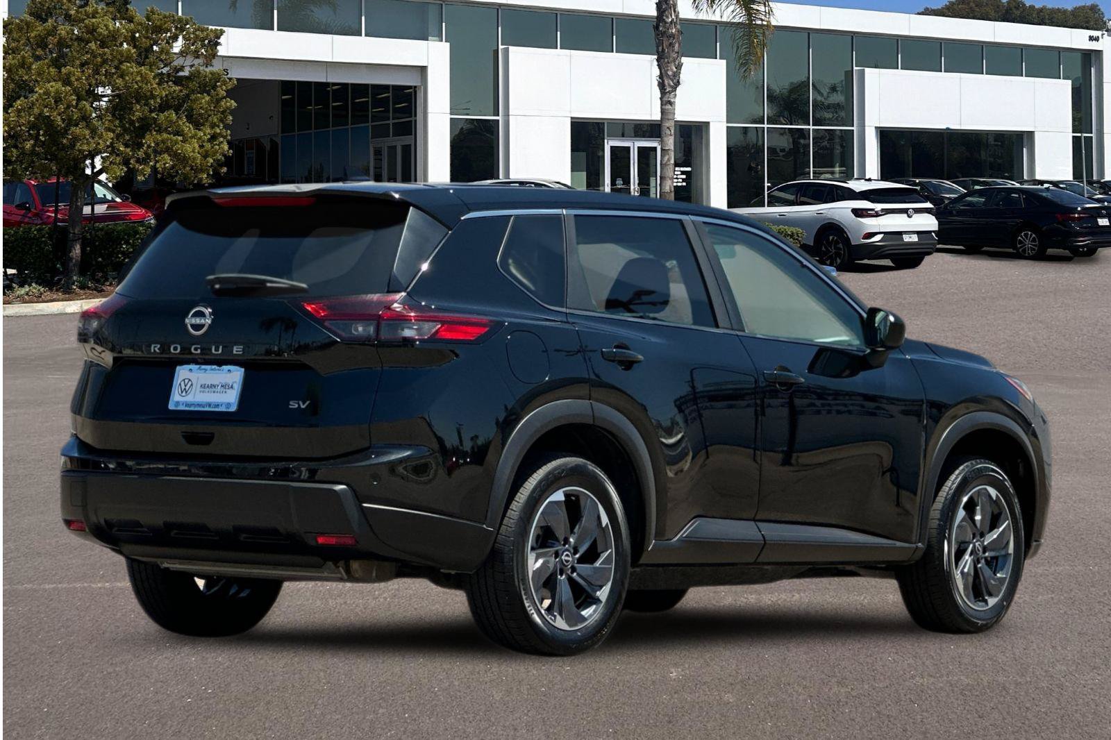 Used 2024 Nissan Rogue SV FWD image 3