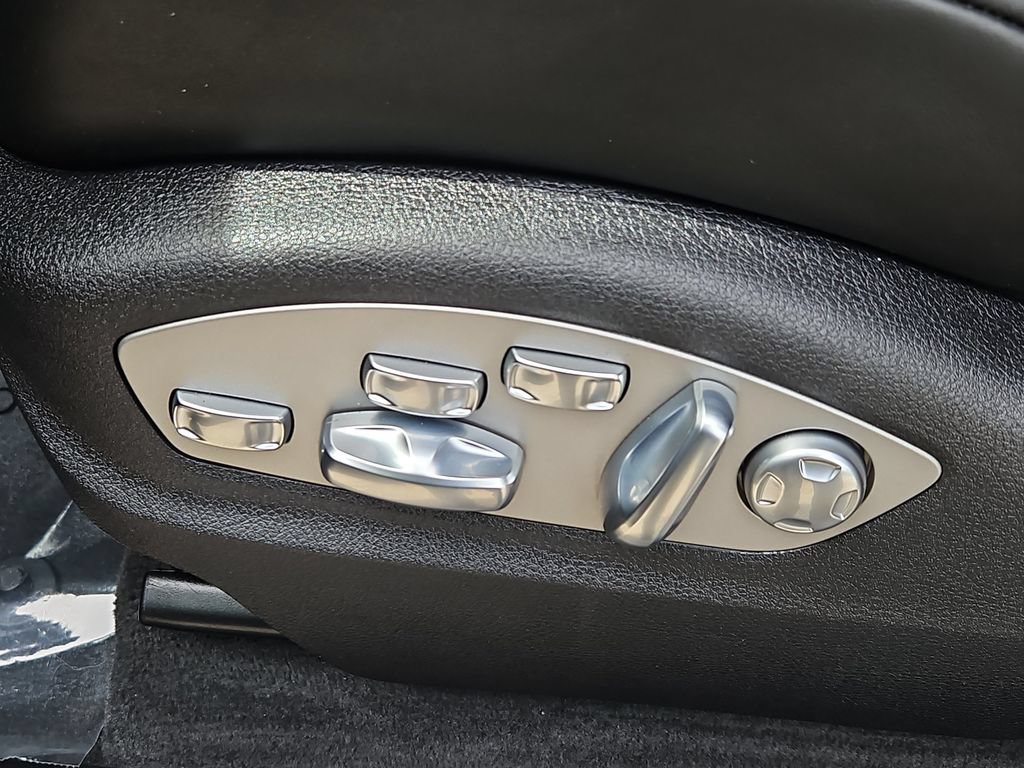 Certified 2026 Porsche Macan AWD/4WD image 28