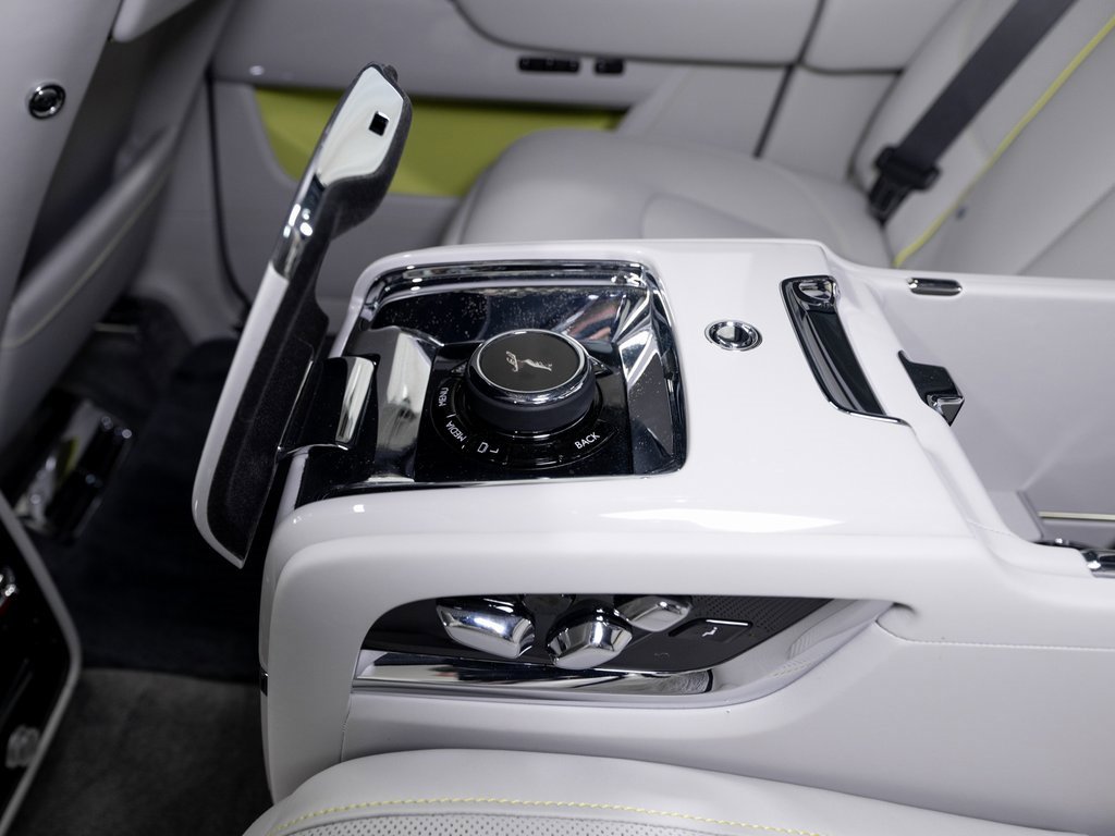Used 2024 Rolls-Royce Cullinan image 18