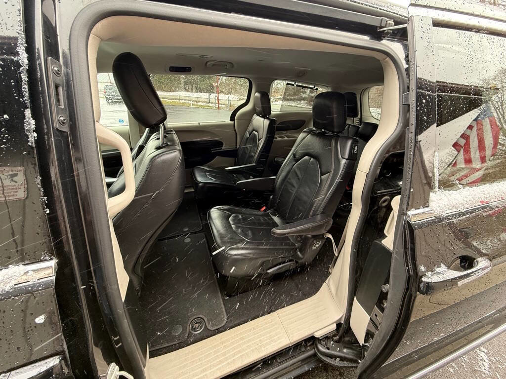 Used 2017 Chrysler Pacifica Touring-L image 8