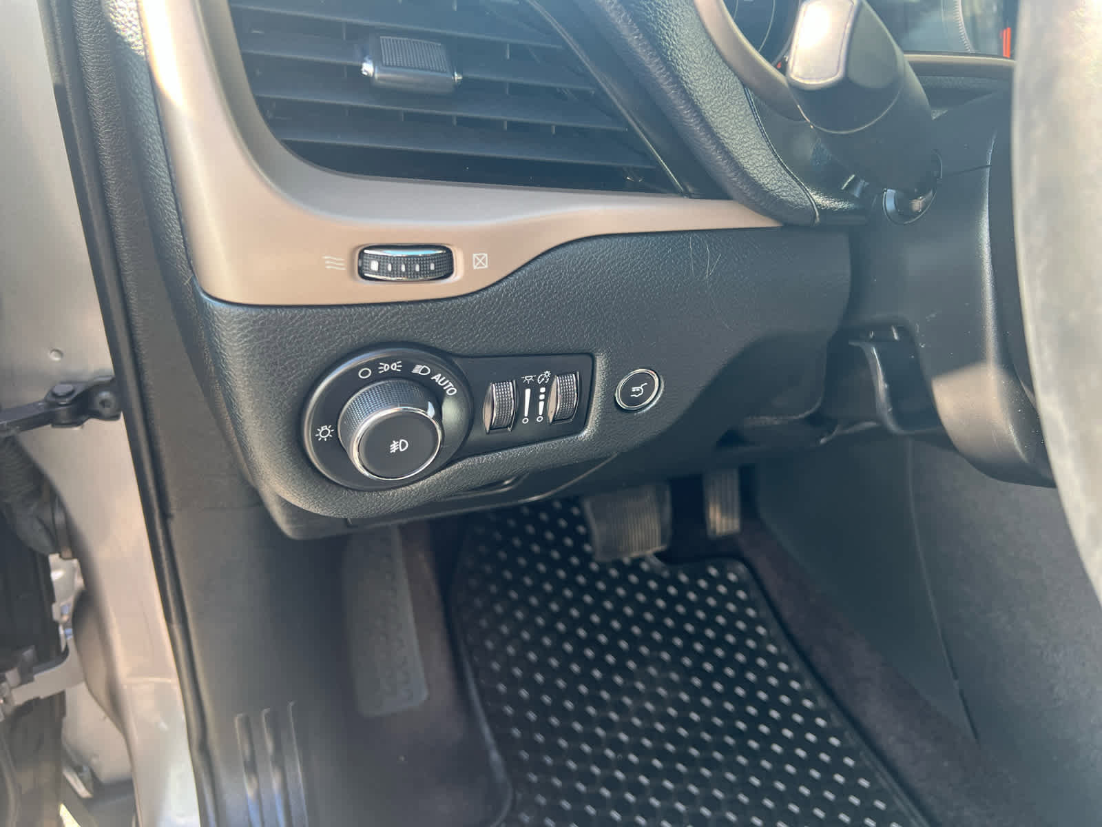 Used 2018 Jeep Cherokee Limited image 21