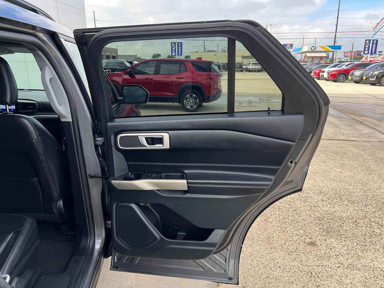 Used 2023 Ford Explorer XLT w/ Equipment Group 202A RWD image 15