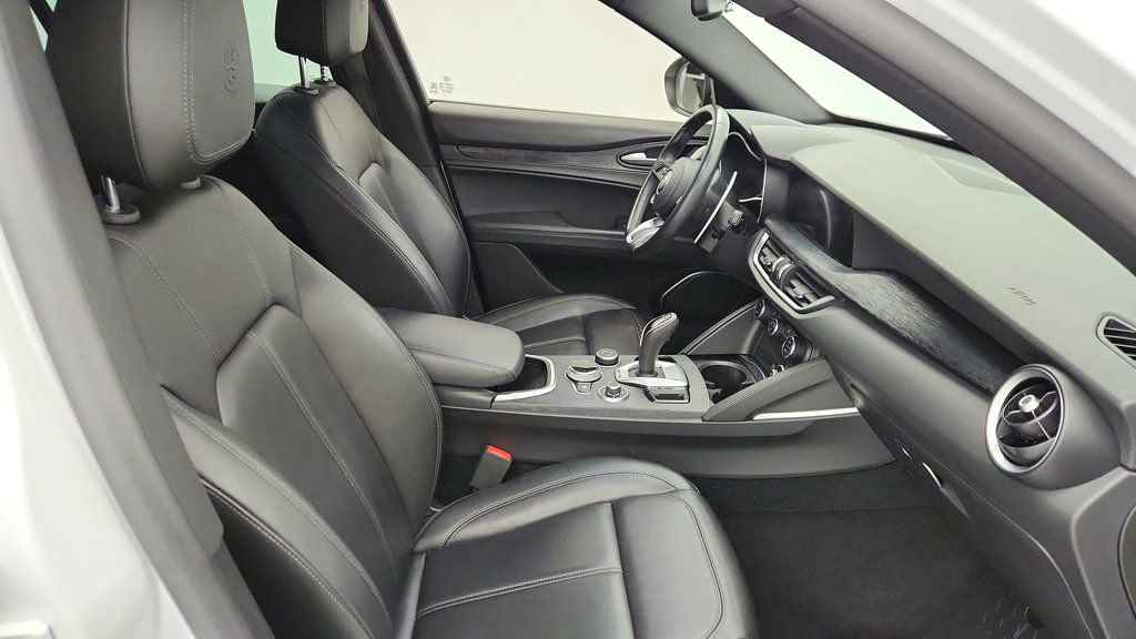 Used 2022 Alfa Romeo Stelvio Sprint image 23