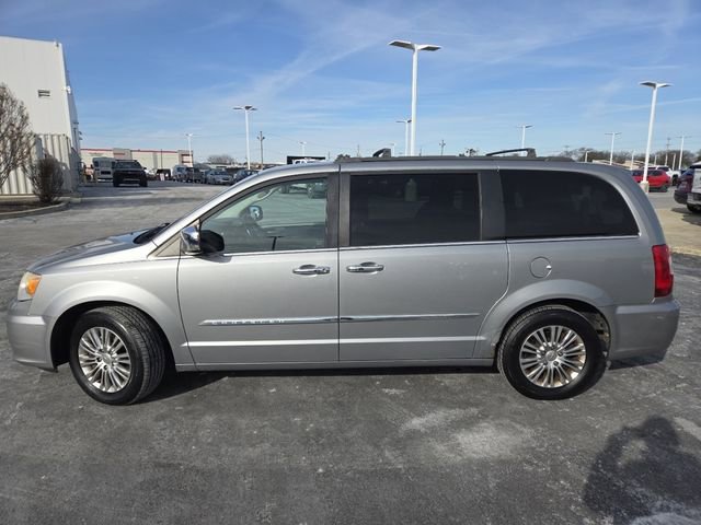 Used 2013 Chrysler Town & Country Touring-L w/ Driver Convenience Group image 22