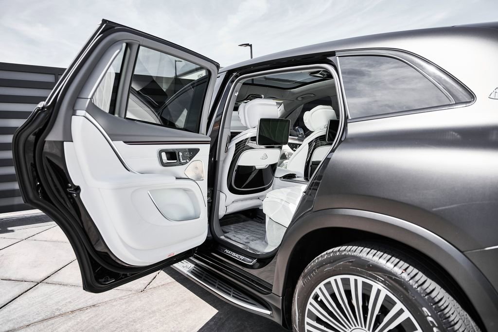 Used 2024 Mercedes-Benz Maybach EQS 680 4MATIC image 32