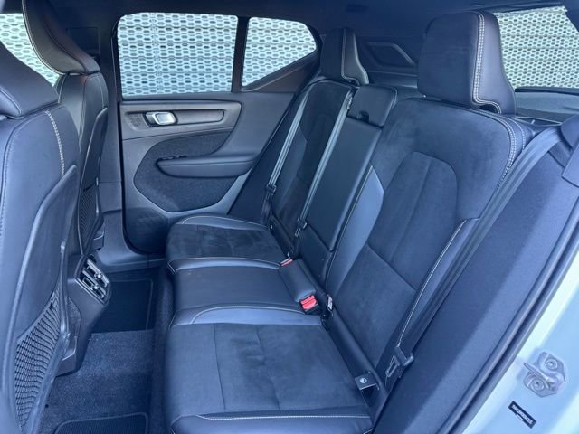 Used 2022 Volvo XC40 T4 R-Design w/ Advanced Package FWD image 10