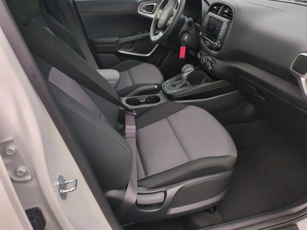 Used 2025 Kia Soul LX w/ LX Technology Package image 24
