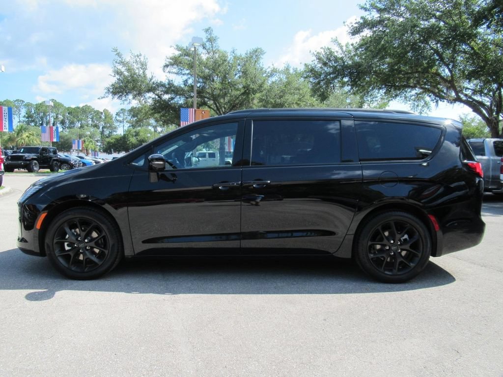 New 2027 Chrysler Pacifica Limited FWD image 4