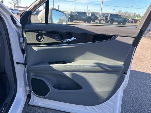 Used 2023 Lincoln Nautilus Reserve w/ Equipment Group 201A image 9