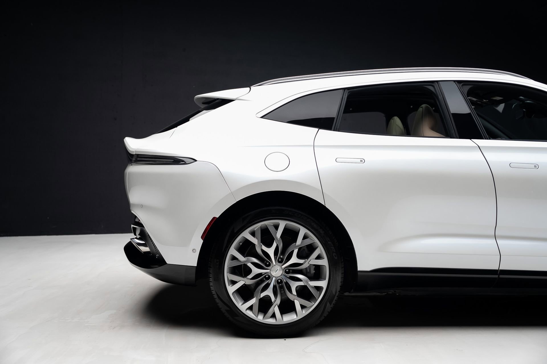 Used 2021 Aston Martin DBX AWD/4WD image 35