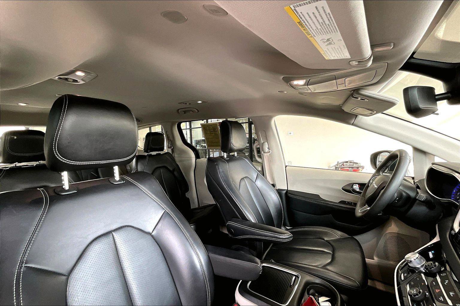 Used 2023 Chrysler Pacifica Touring-L image 23