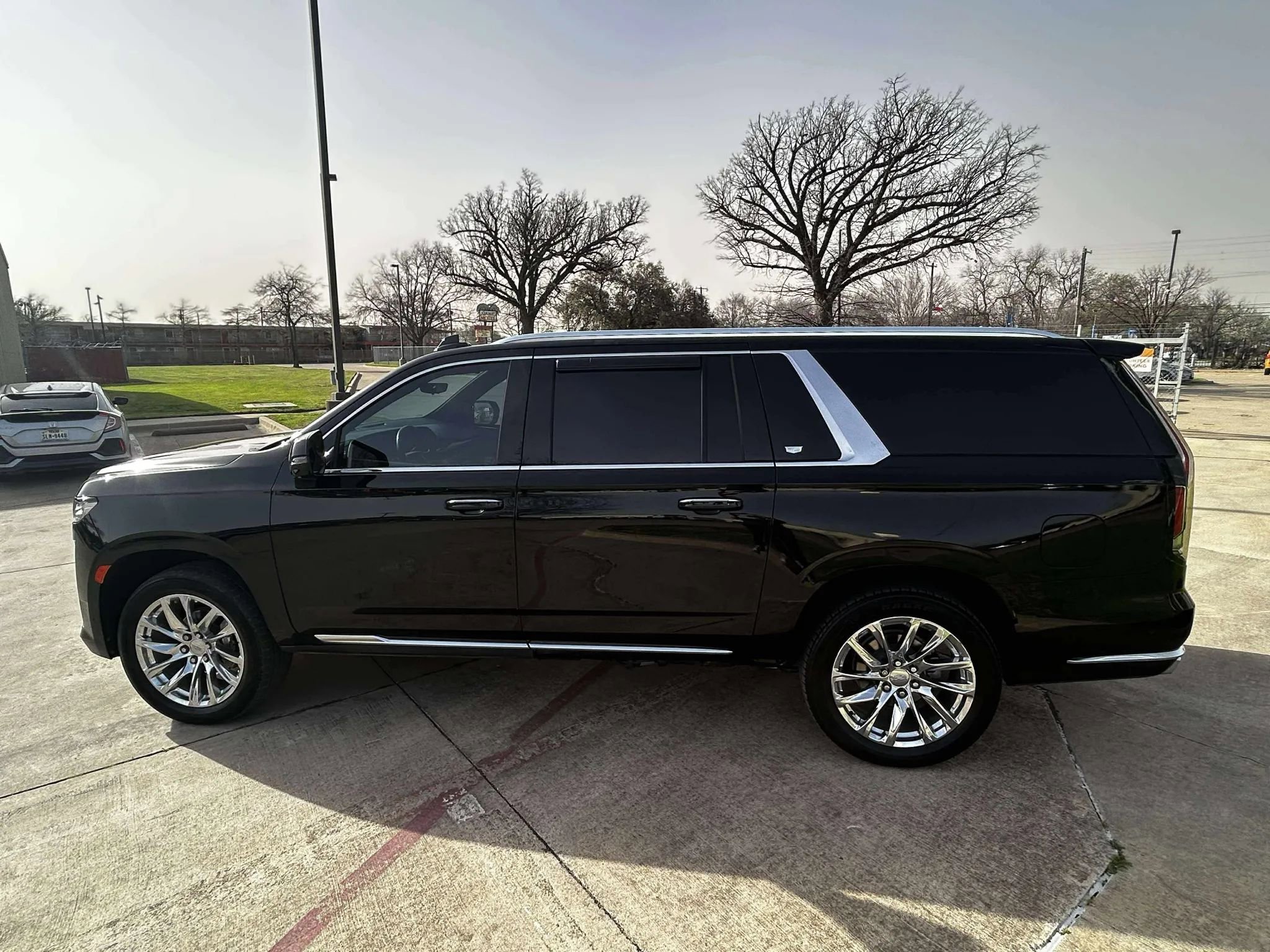 Used 2023 Cadillac Escalade ESV Premium Luxury w/ LPO, Radiant Package AWD/4WD image 3