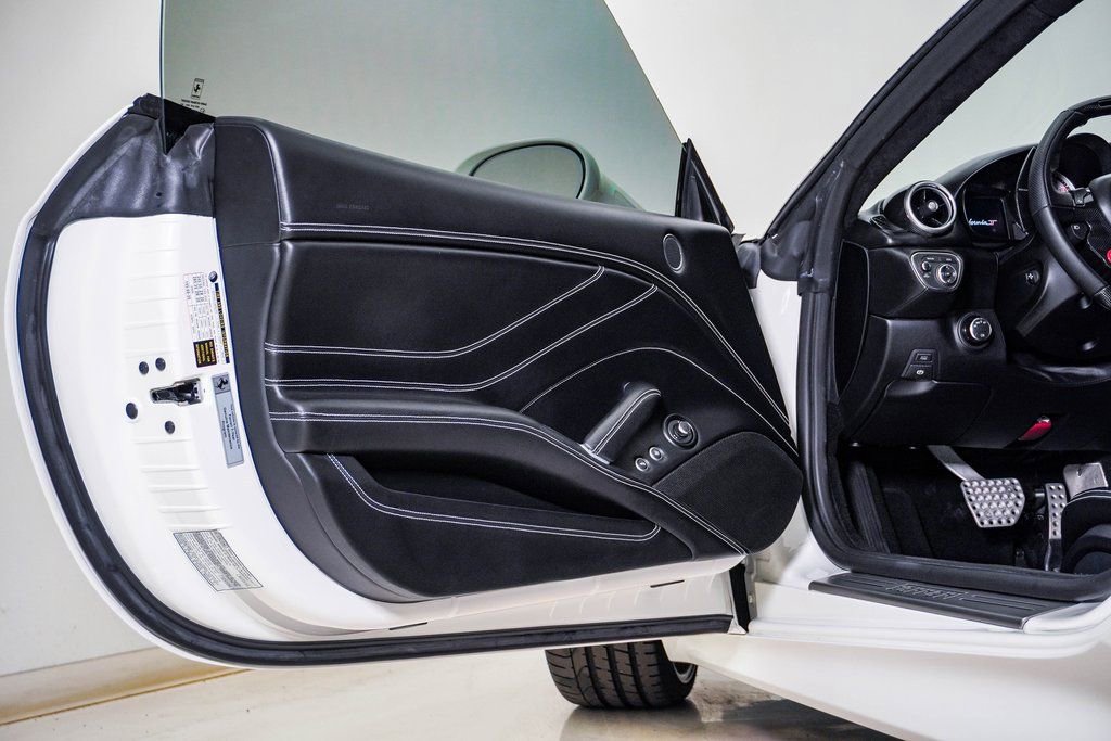 Used 2015 Ferrari California T image 39