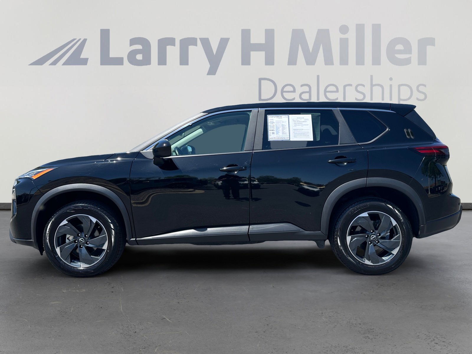 Used 2025 Nissan Rogue SV AWD/4WD image 2