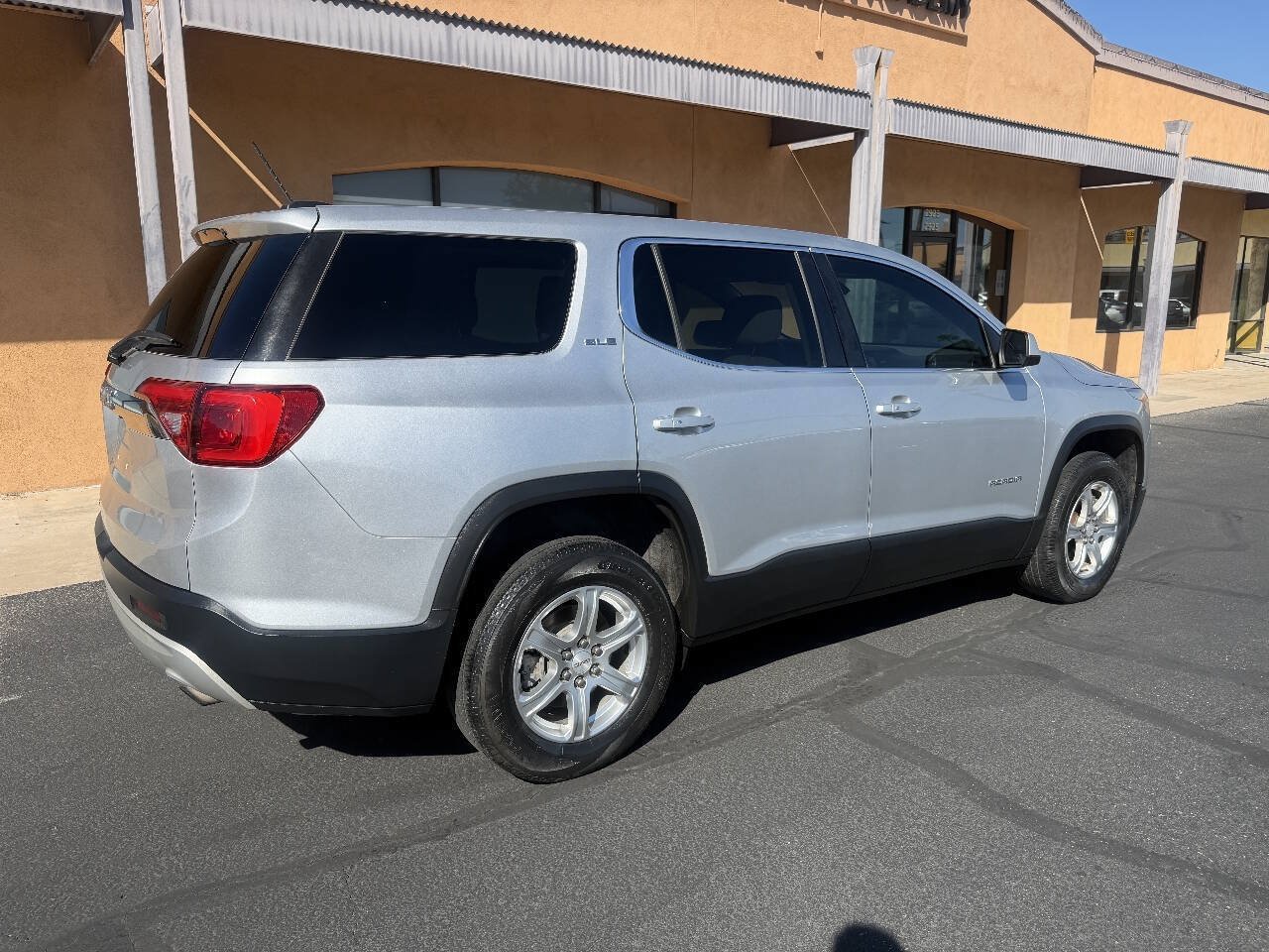 Used 2018 GMC Acadia SLE w/ LPO, Cargo Package FWD image 10