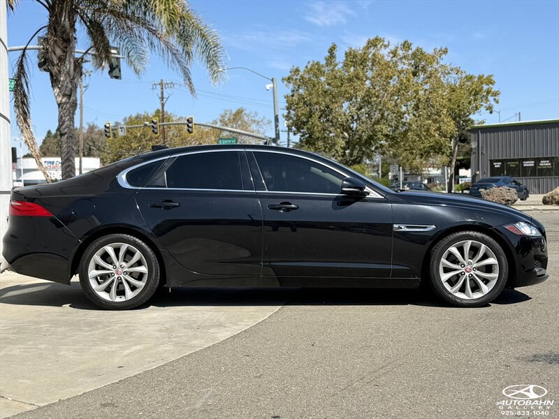 Used 2018 Jaguar XF Premium RWD image 5
