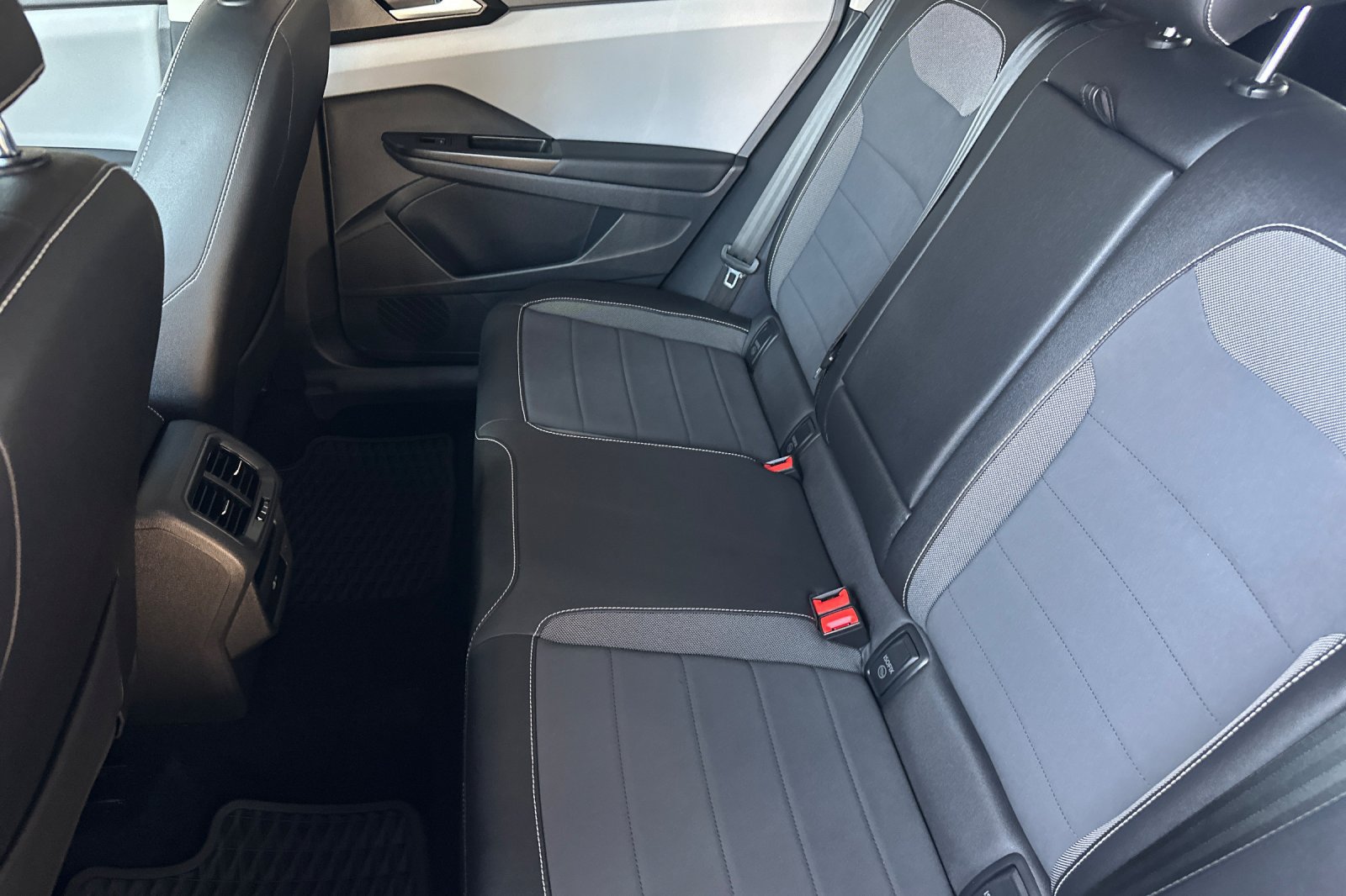 Used 2023 Volkswagen Taos SE w/ Panoramic Sunroof Package FWD image 12