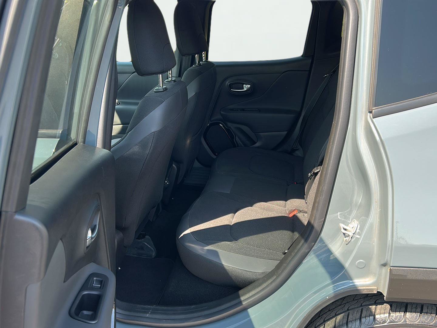 Used 2018 Jeep Renegade Altitude FWD image 15