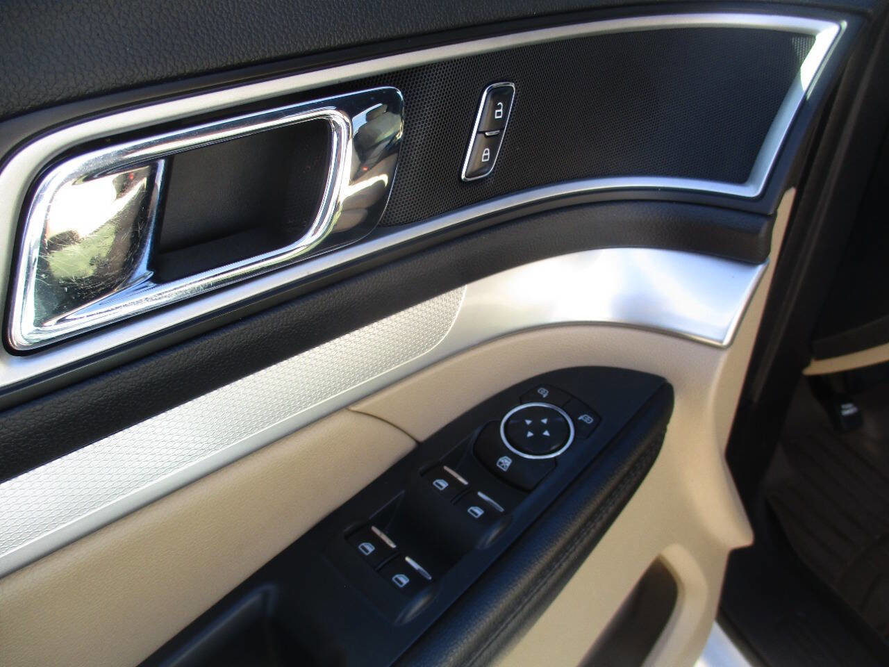 Used 2017 Ford Explorer XLT w/ Equipment Group 201A image 13