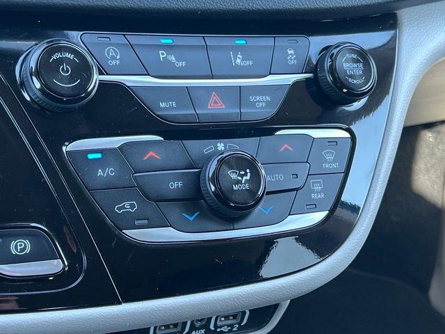Used 2024 Chrysler Pacifica Touring-L image 27