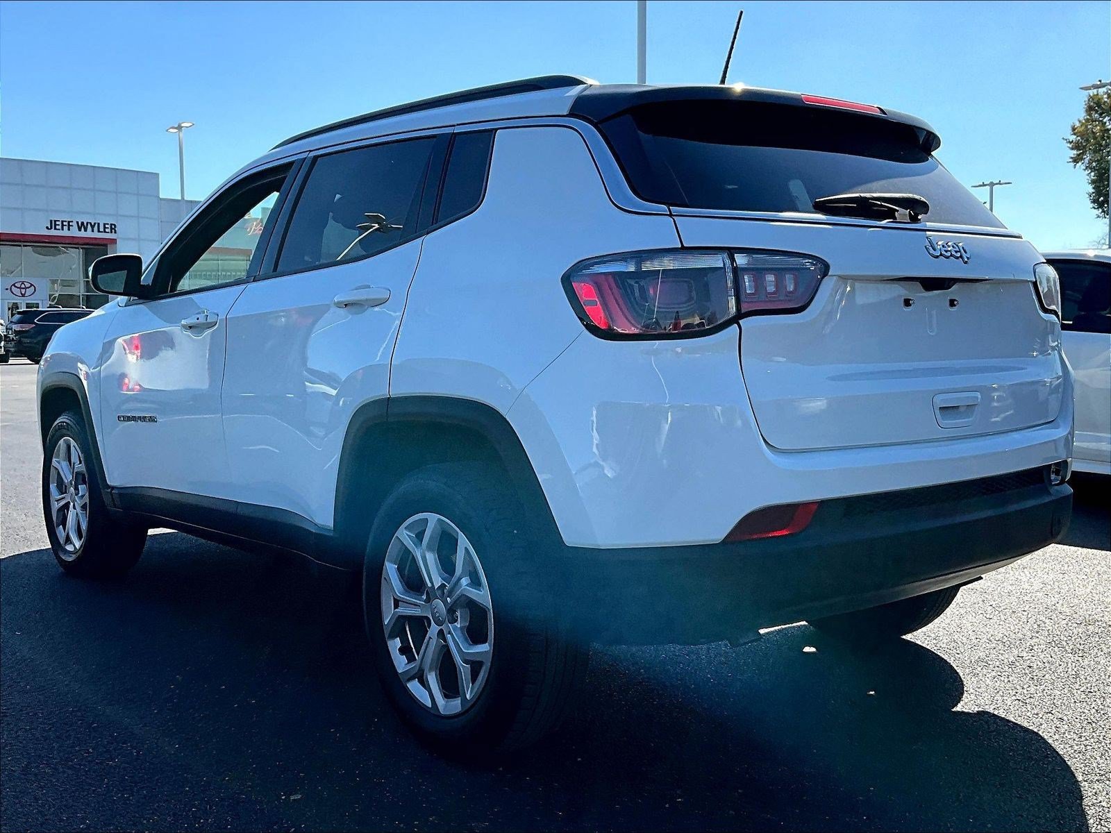 Used 2024 Jeep Compass Latitude AWD/4WD image 4