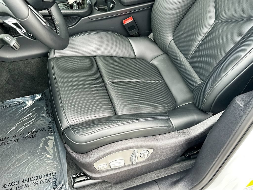 Certified 2026 Porsche Macan AWD/4WD image 22
