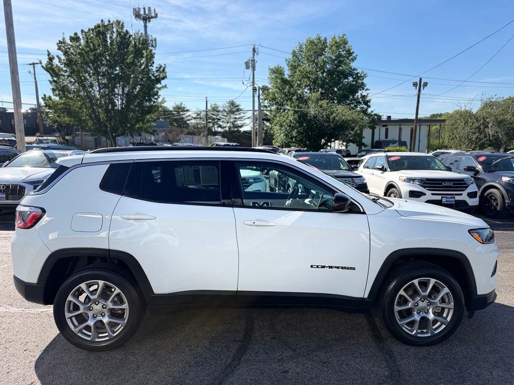 Used 2022 Jeep Compass Latitude w/ Sun and Sound Group AWD/4WD image 8