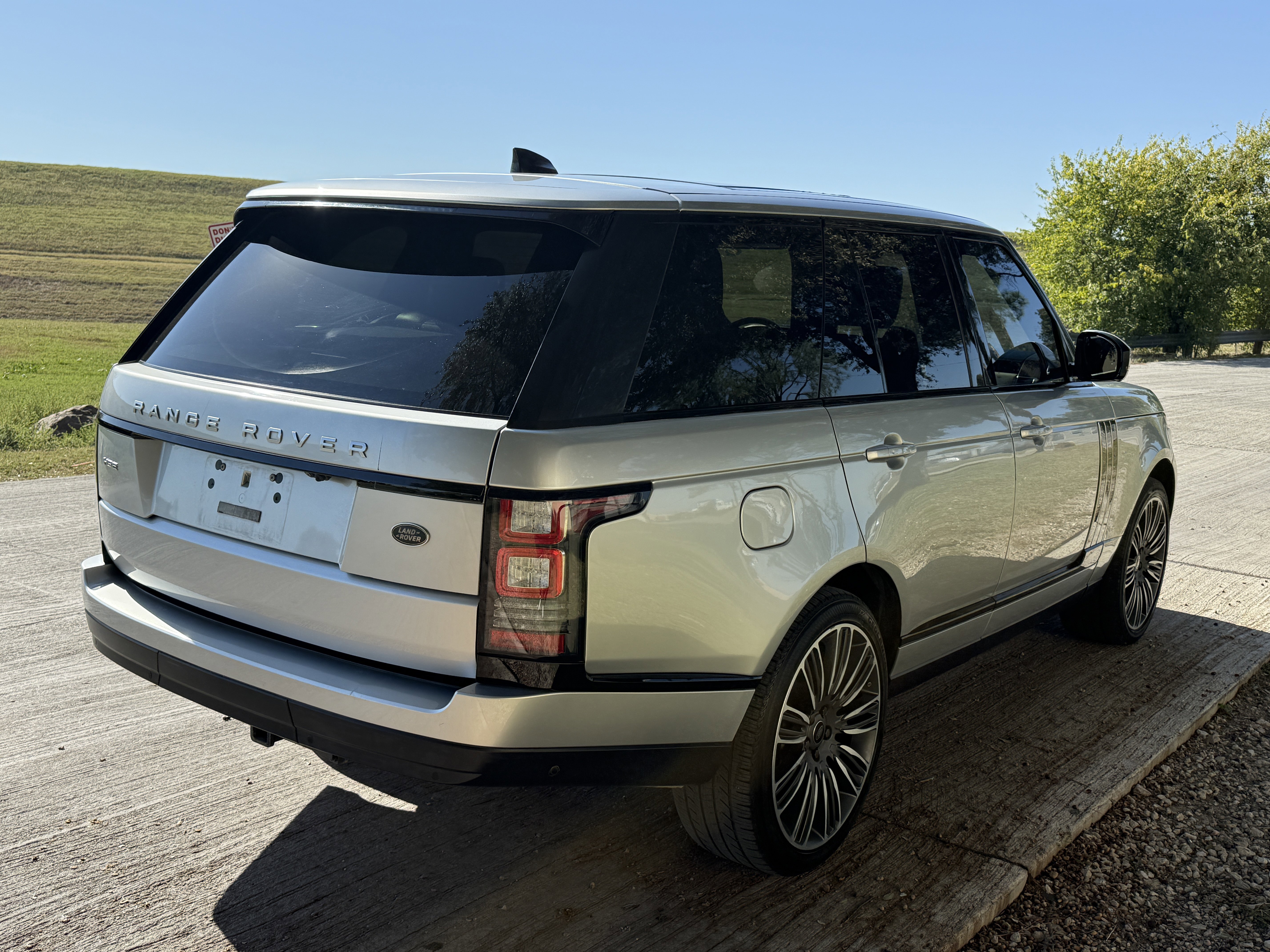 Used 2017 Land Rover Range Rover HSE image 9