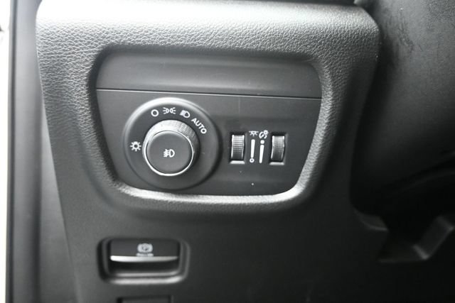 Used 2023 Jeep Grand Cherokee Limited w/ Black Appearance Package AWD/4WD image 18