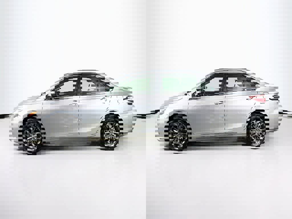 Used 2017 Toyota Camry SE image 3