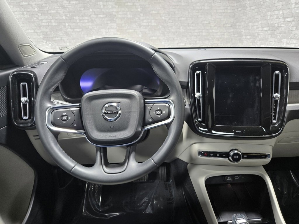 Used 2024 Volvo XC40 B5 Plus image 18