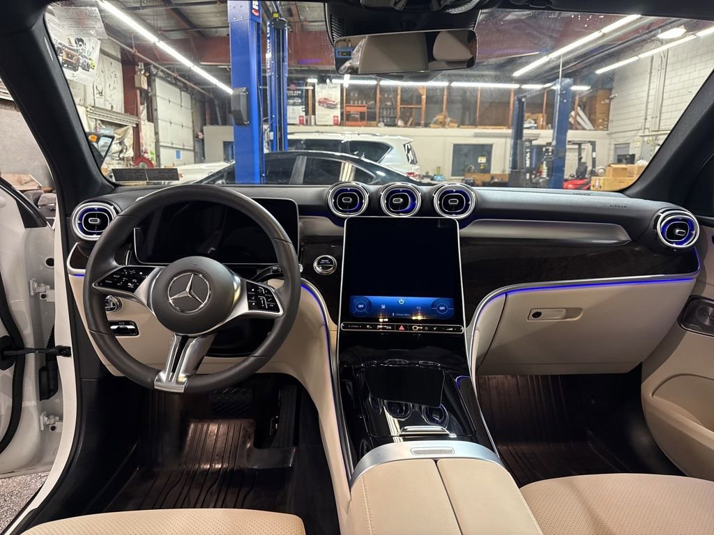 Used 2025 Mercedes-Benz GLC 350e image 12