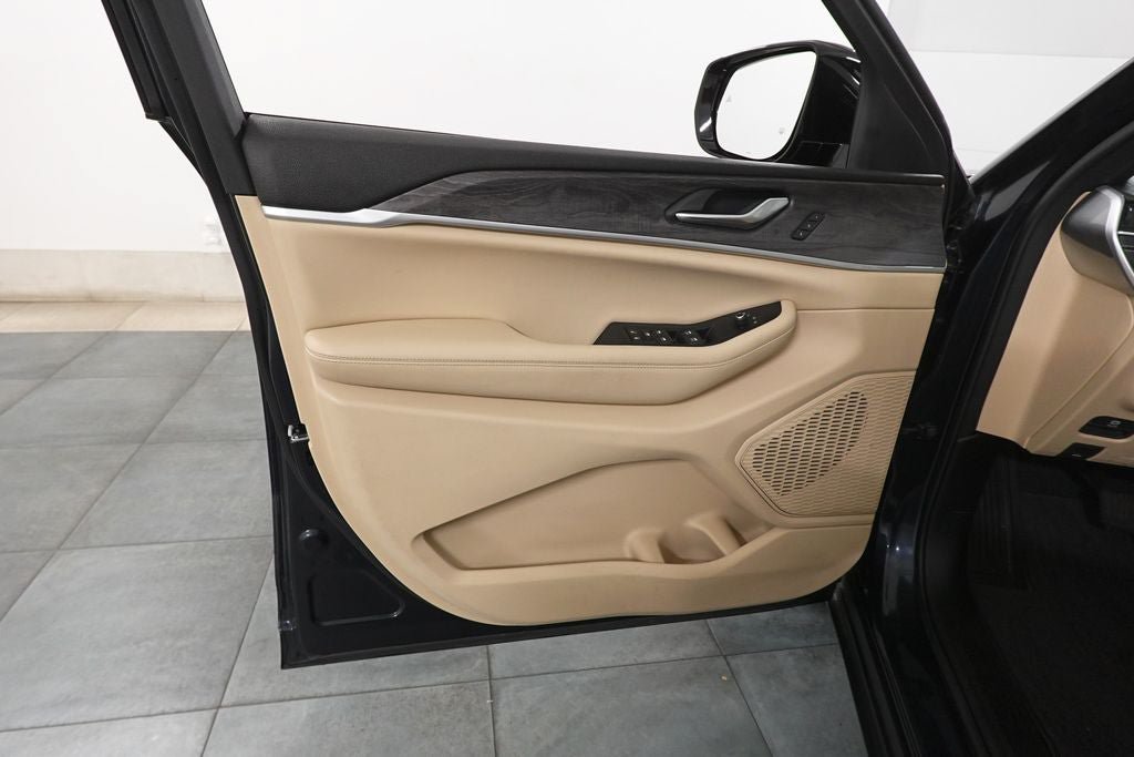 Used 2023 Jeep Grand Cherokee L Limited AWD/4WD image 23