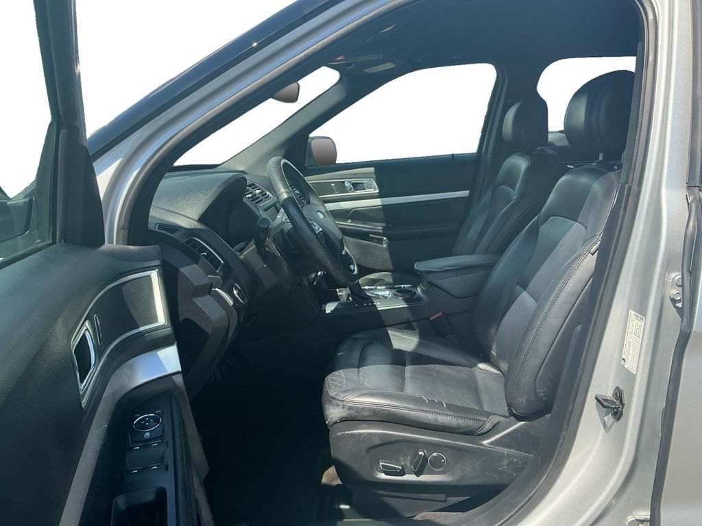 Used 2016 Ford Explorer XLT w/ Equipment Group 202A FWD image 14