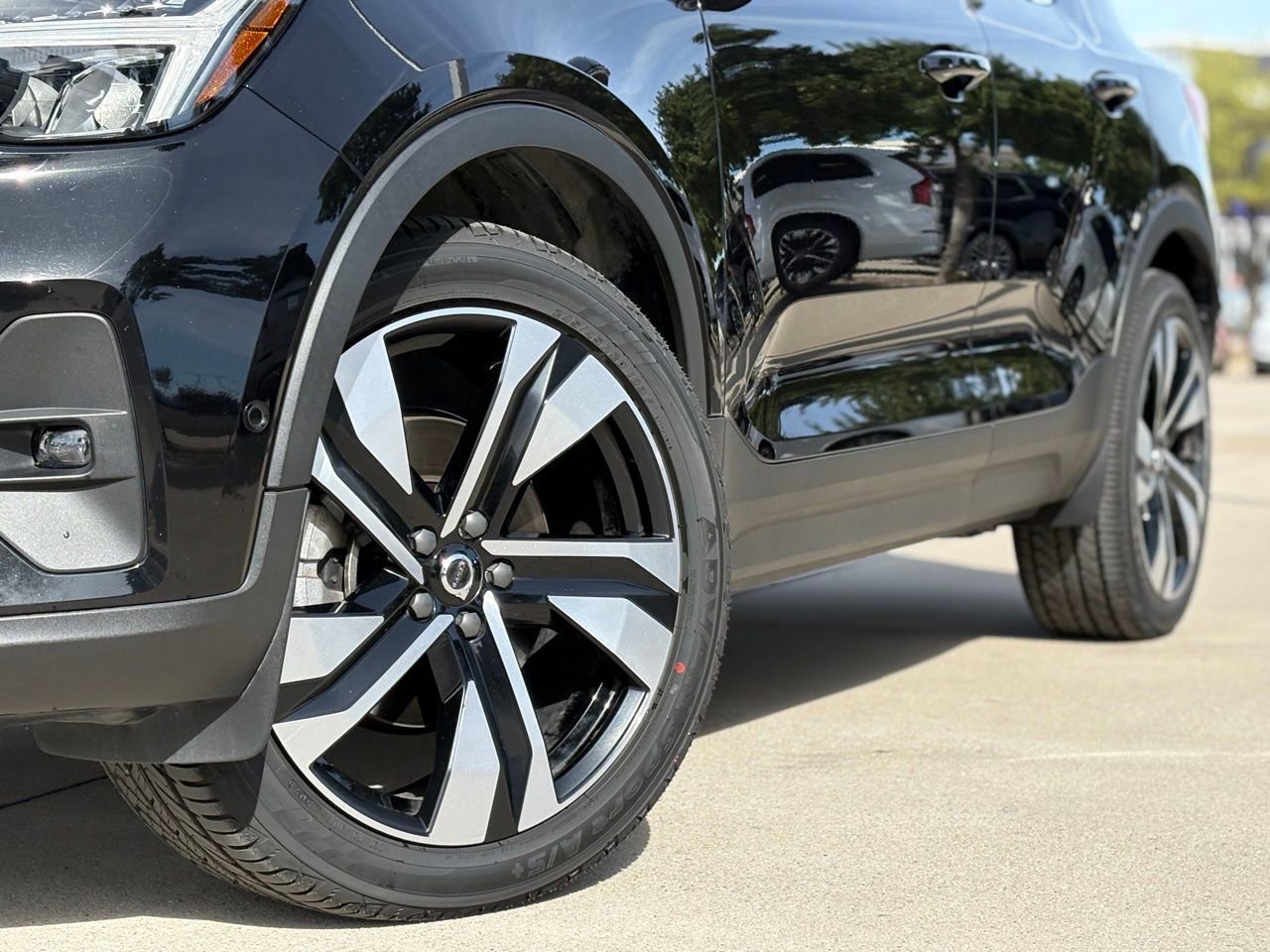 Certified 2023 Volvo XC40 B5 Ultimate w/ Protection Package Premier image 9