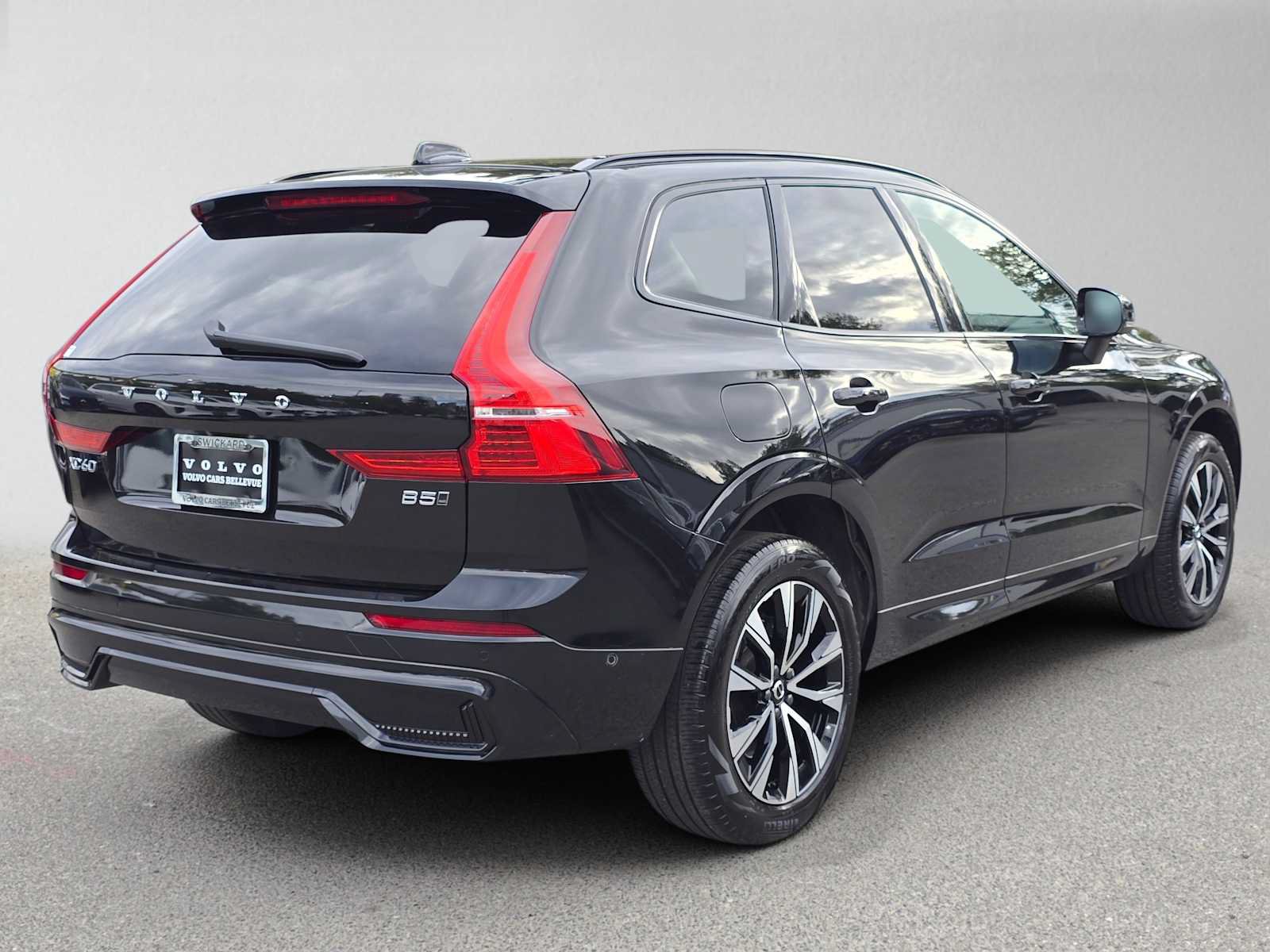Used 2025 Volvo XC60 B5 Plus AWD/4WD image 3
