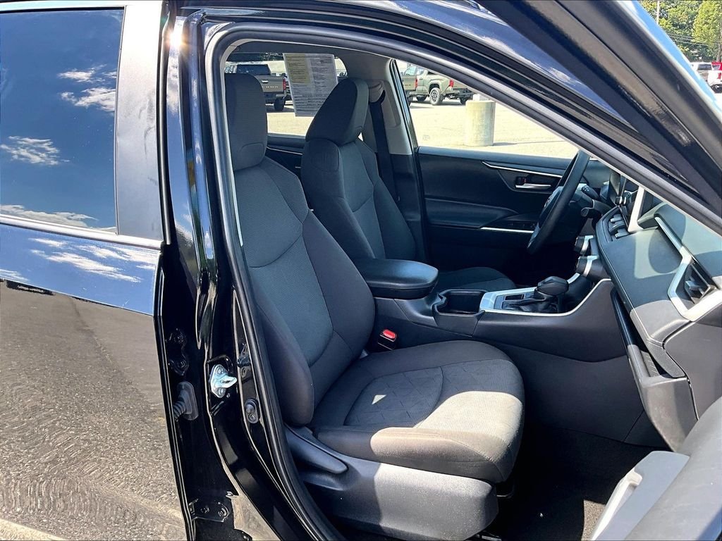 Used 2025 Toyota RAV4 XLE AWD/4WD image 11