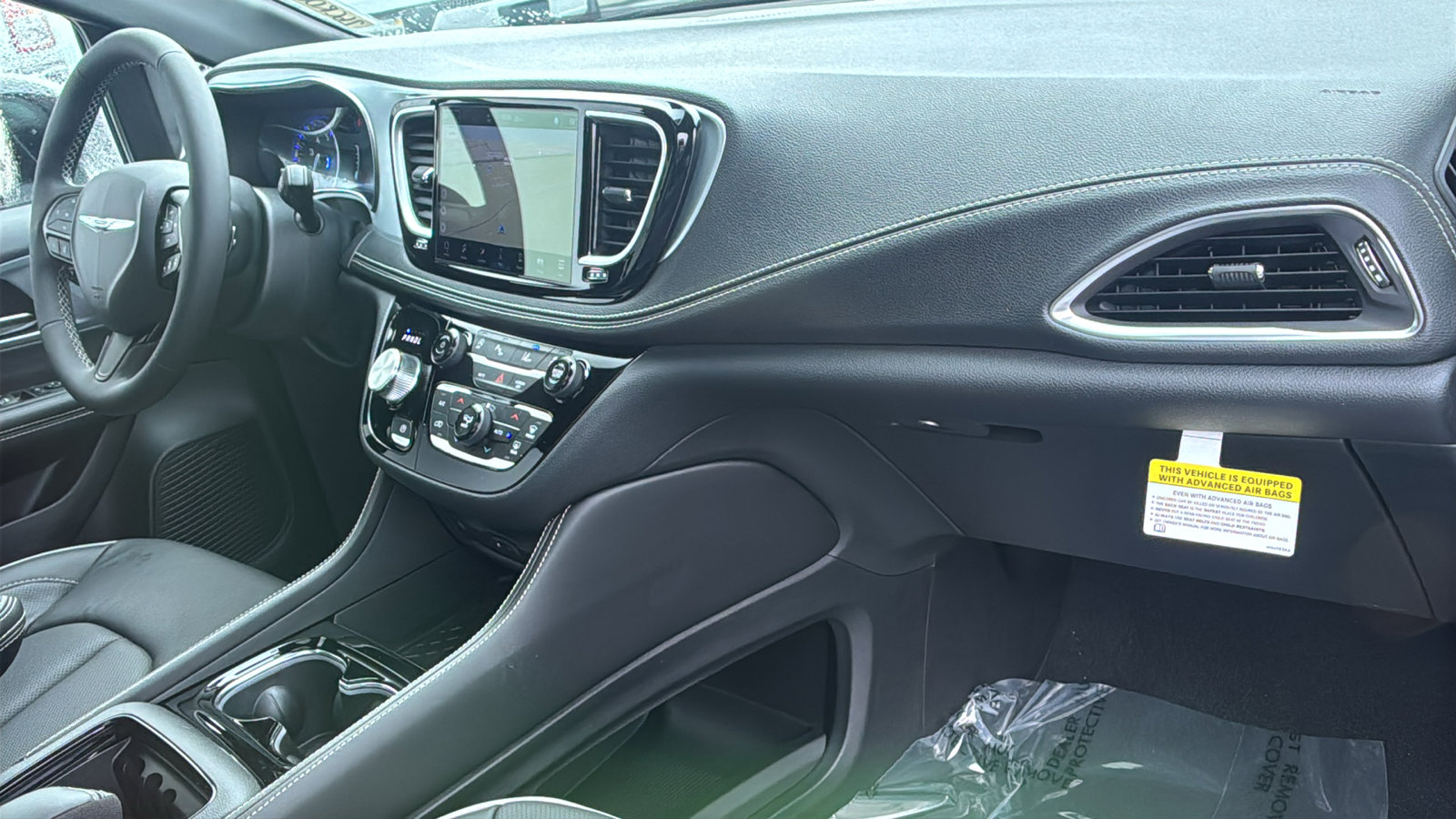 New 2026 Chrysler Pacifica Limited w/ Uconnect Theater Family Group image 10