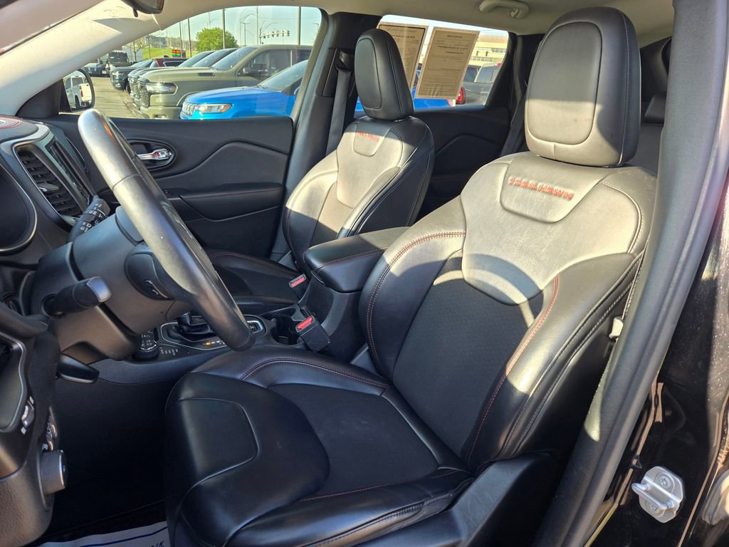 Used 2020 Jeep Cherokee Trailhawk w/ Cold Weather Group AWD/4WD image 17