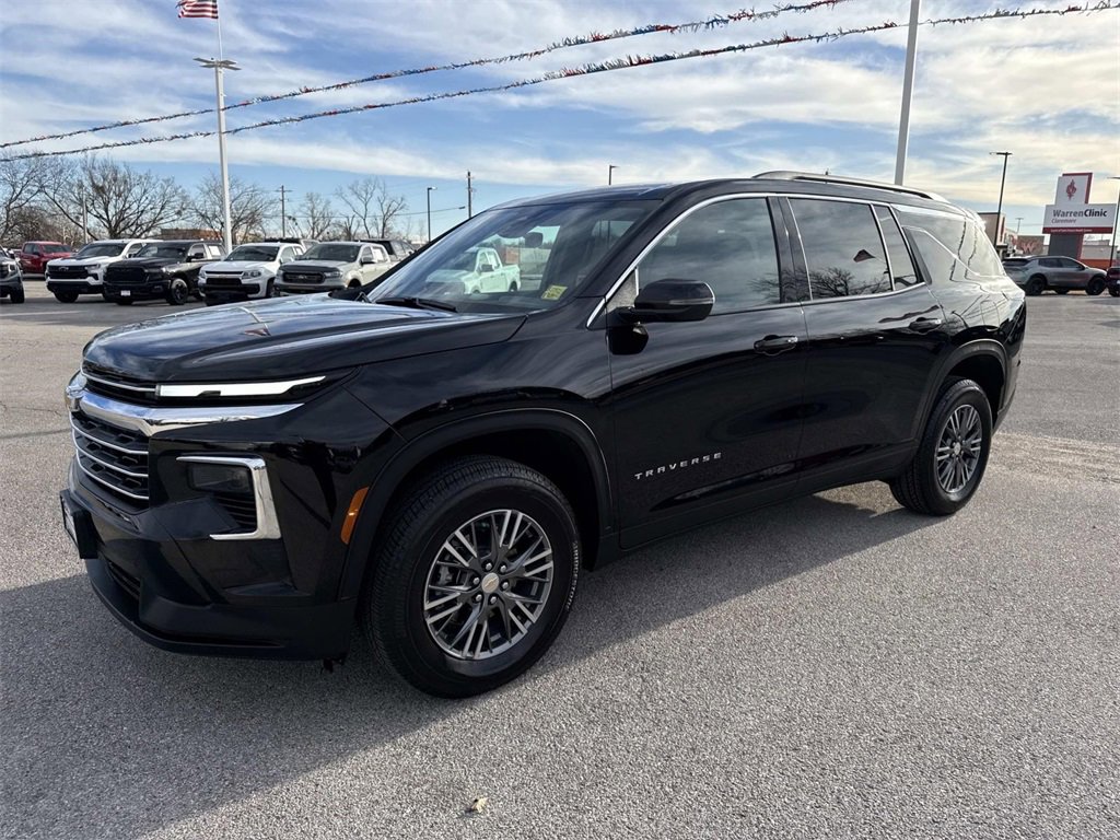 Used 2026 Chevrolet Traverse LT image 2