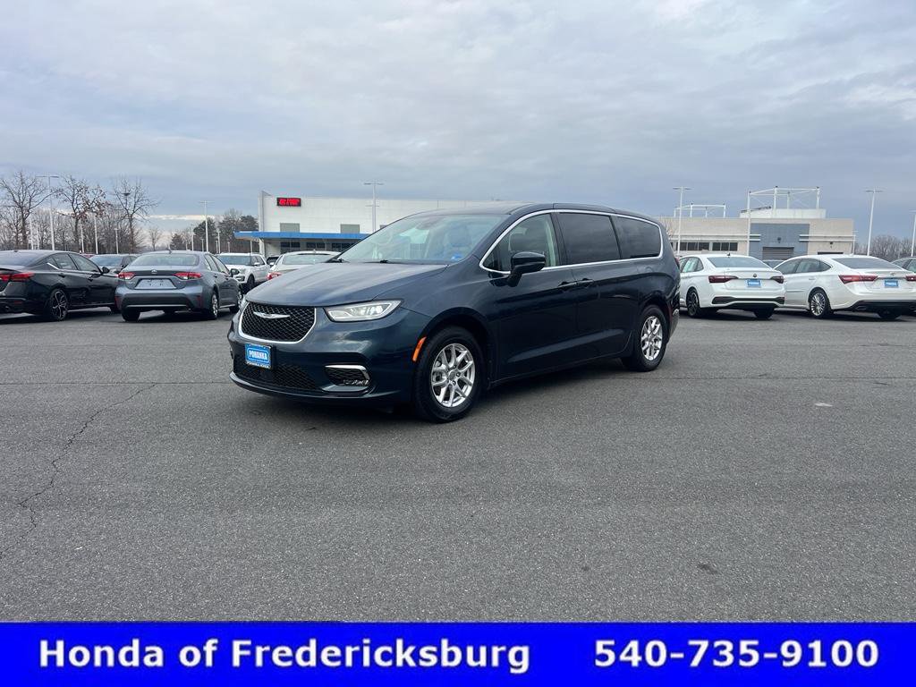 Used 2023 Chrysler Pacifica Touring-L image 3